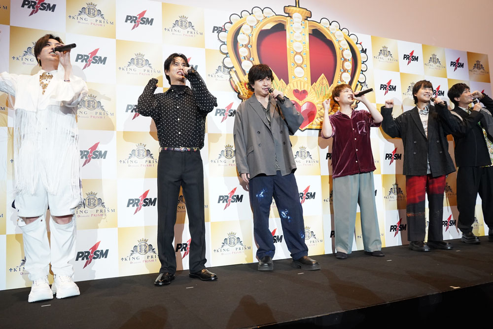 「グロリアス・シュワルツ！」を合唱するキャスト陣。