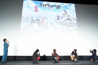「劇場版ハイキュー!! ゴミ捨て場の決戦」展の描き下ろしビジュアルを見るキャスト陣。