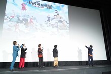 「菅原さんはここらへんにいる」と指差す内山昂輝。