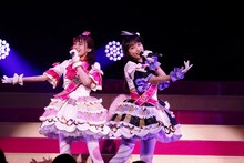 左から真中らぁら役の茜屋日海夏、北条そふぃ役の久保田未夢。