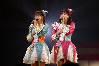 左から南みれぃ役の芹澤優、真中らぁら役の茜屋日海夏。