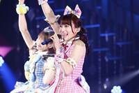 左から南みれぃ役の芹澤優、真中らぁら役の茜屋日海夏。