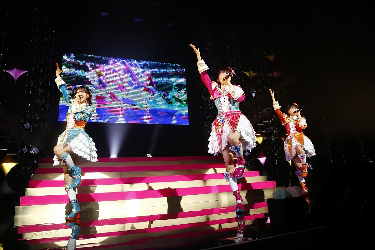 SoLaMi♡SMILE。左から南みれぃ役の芹澤優、真中らぁら役の茜屋日海夏、北条そふぃ役の久保田未夢。