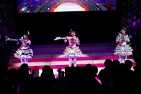 SoLaMi♡SMILE。左から北条そふぃ役の久保田未夢、真中らぁら役の茜屋日海夏、南みれぃ役の芹澤優。