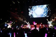 SoLaMi♡SMILE。真中らぁら役の茜屋日海夏、北条そふぃ役の久保田未夢、左から南みれぃ役の芹澤優。