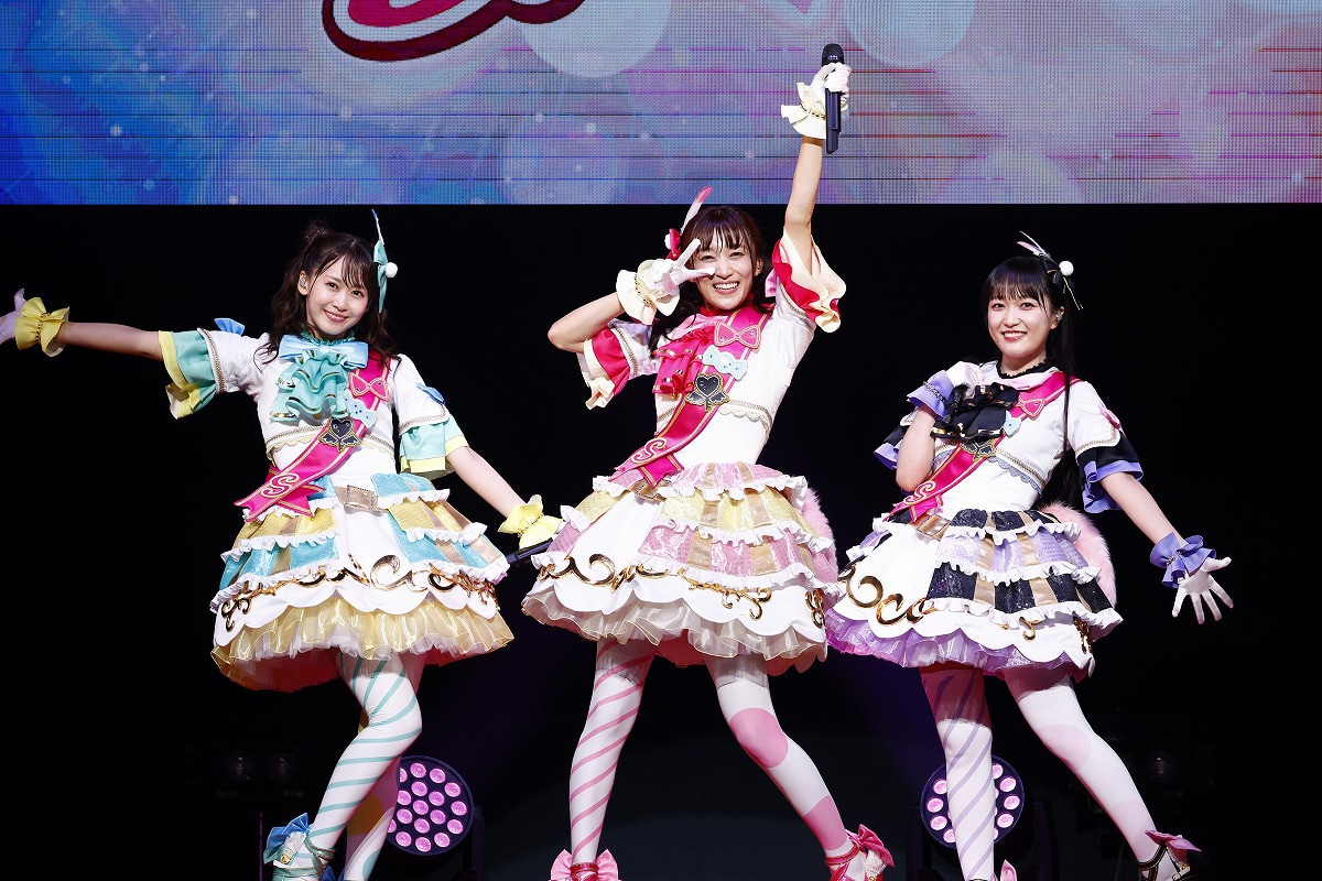 「SoLaMi♡SMILEスペシャルイベント『Sky! smiLe! Music!』by プリパラ」にて。左から南みれぃ役の芹澤優、真中らぁら役の茜屋日海夏、北条そふぃ役の久保田未夢。