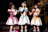 SoLaMi♡SMILE。真中らぁら役の茜屋日海夏、左から南みれぃ役の芹澤優、北条そふぃ役の久保田未夢。