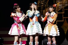 SoLaMi♡SMILE。真中らぁら役の茜屋日海夏、左から南みれぃ役の芹澤優、北条そふぃ役の久保田未夢。