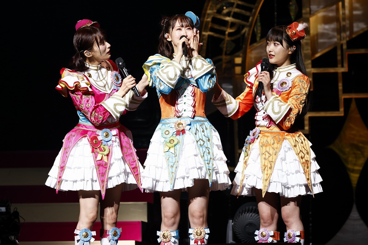 SoLaMi♡SMILE。真中らぁら役の茜屋日海夏、左から南みれぃ役の芹澤優、北条そふぃ役の久保田未夢。
