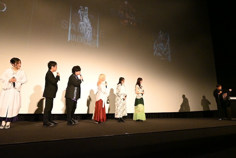 グッズのTシャツを凝視するキャスト陣。左から原由実、加藤将之、日野聡、青山吉能、生天目仁美、瀬戸麻沙美。