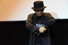 舞台挨拶では会場にいる観客の中から抽選で2人に、押切蓮介の描き下ろし色紙をプレゼント。そのくじ引きの様子。