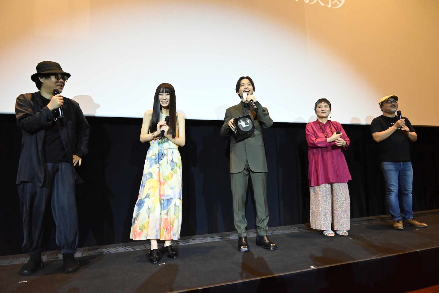 左から押切蓮介、近藤華、南出凌嘉、根岸季衣、白石晃士。