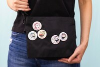 「むちゃうま!!ちいかわ寿司」で販売される缶バッジinカプセル。