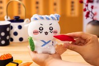 「むちゃうま!!ちいかわ寿司」で販売されるお座りミニぬいぐるみ。