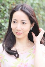 夏夢役の佐久間レイ