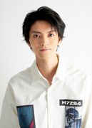 角又万作役の山本涼介。