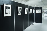 「一周忌追悼 寺沢武一 原画展 ～Peace&Love～」の様子。