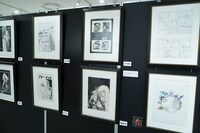 「一周忌追悼 寺沢武一 原画展 ～Peace&Love～」の様子。