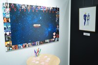 「一周忌追悼 寺沢武一 原画展 ～Peace&Love～」内のメッセージボード。