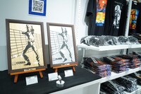 「一周忌追悼 寺沢武一 原画展 ～Peace&Love～」で販売されているグッズ。