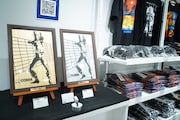 「一周忌追悼 寺沢武一 原画展 ~Peace&Love~」で販売されているグッズ。