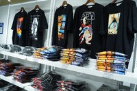 「一周忌追悼 寺沢武一 原画展 ～Peace&Love～」で販売されているグッズ。