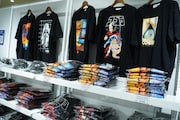 「一周忌追悼 寺沢武一 原画展 ~Peace&Love~」で販売されているグッズ。