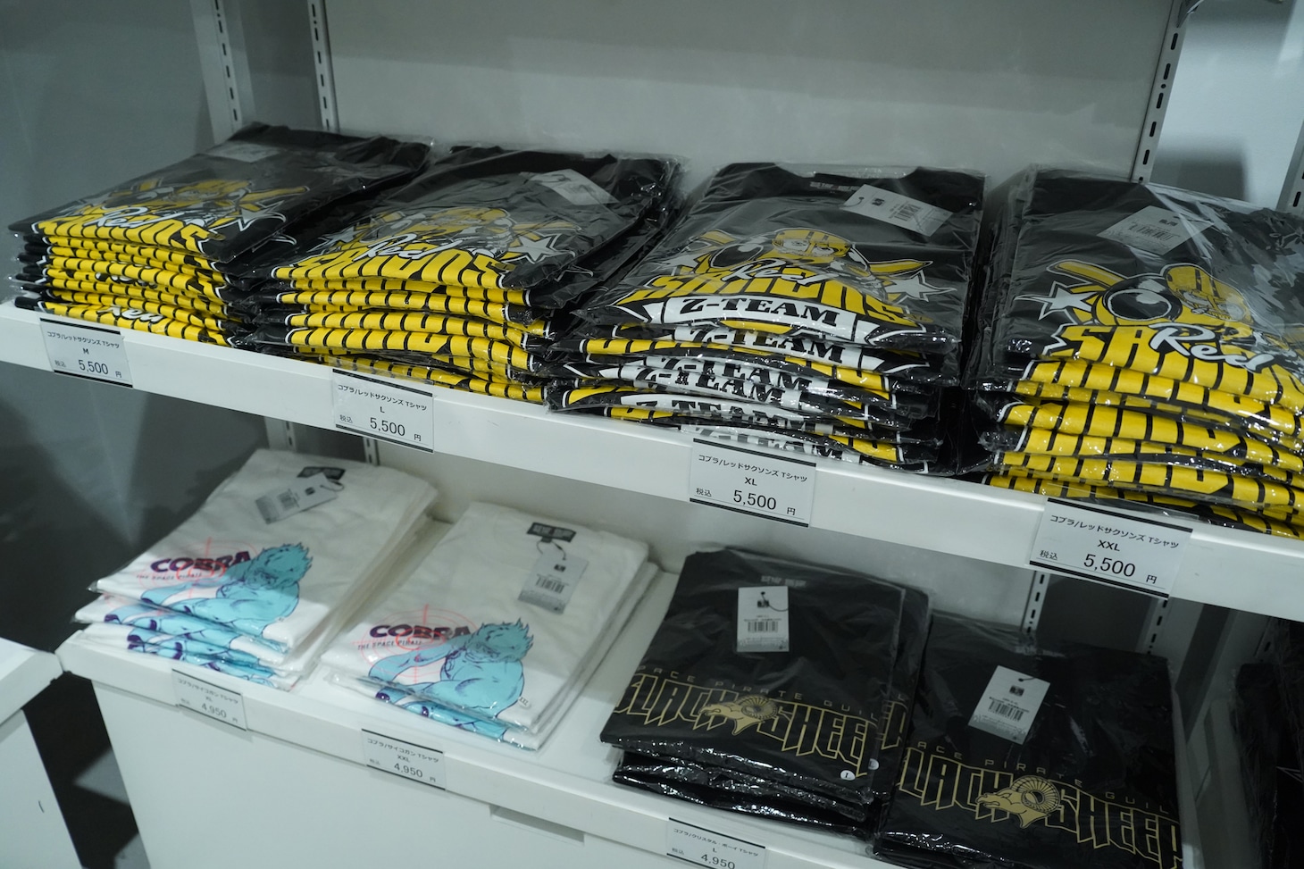 「一周忌追悼 寺沢武一 原画展 ～Peace&Love～」で販売されているグッズ。