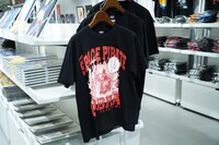 「一周忌追悼 寺沢武一 原画展 ～Peace&Love～」で販売されているグッズの一部。