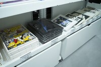 「一周忌追悼 寺沢武一 原画展 ～Peace&Love～」で販売されているグッズ。