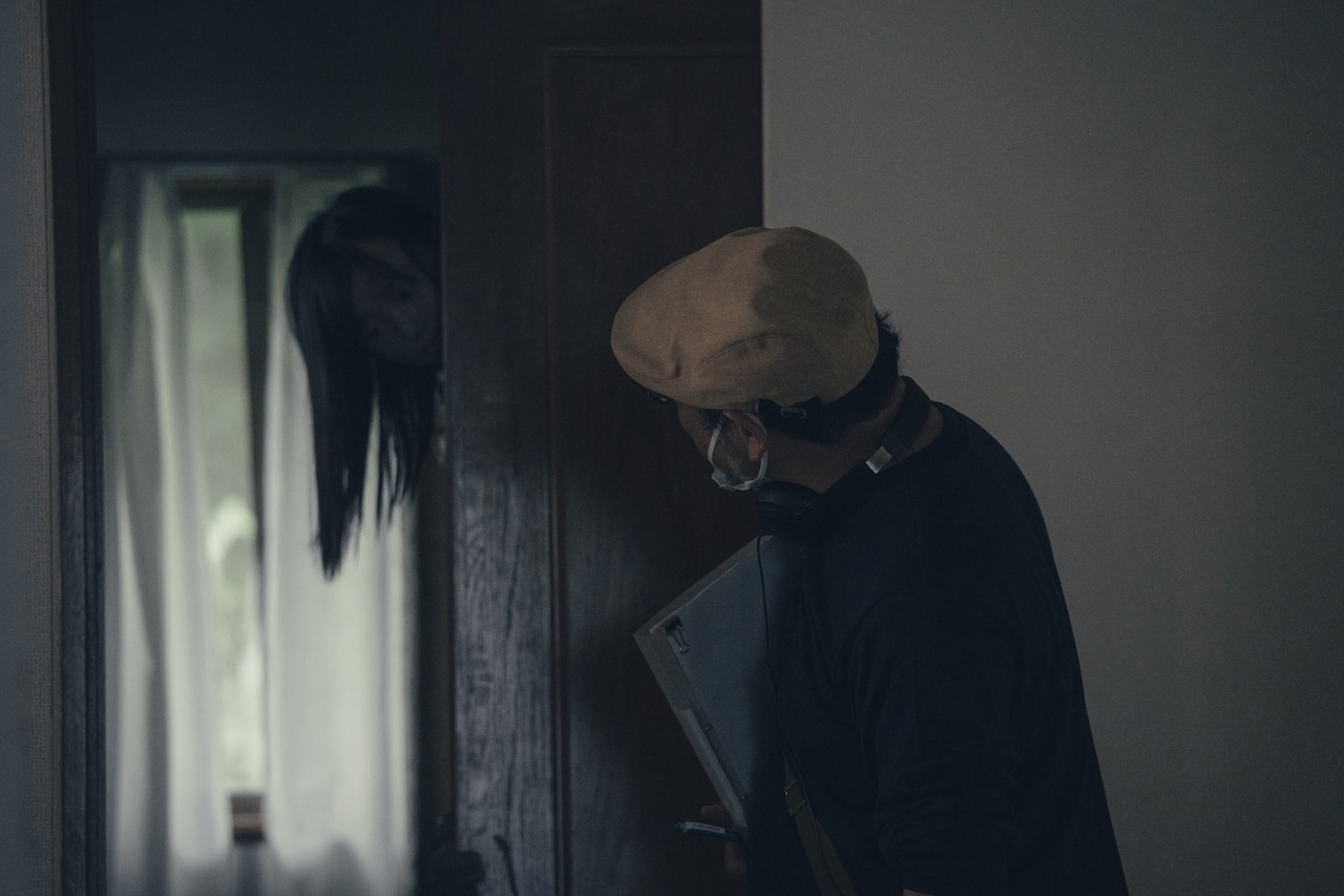 映画「サユリ」メイキング写真到着、サユリを覗き込む白石晃士監督や笑顔の神木家