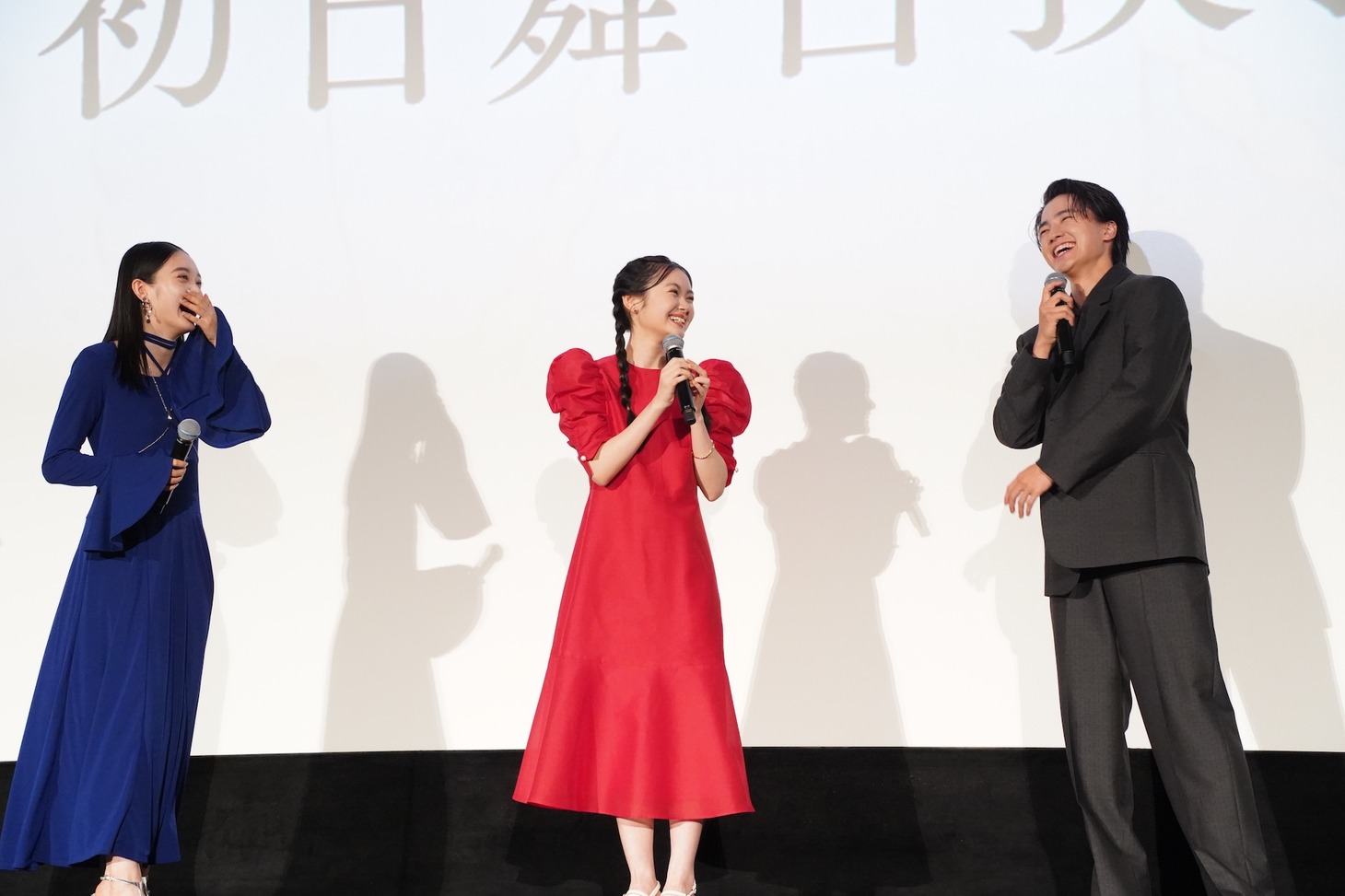 左から高石あかり、鈴川紗由、木戸大聖。