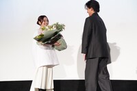 花束を贈られる山田尚子監督。