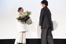 花束を贈られる山田尚子監督。