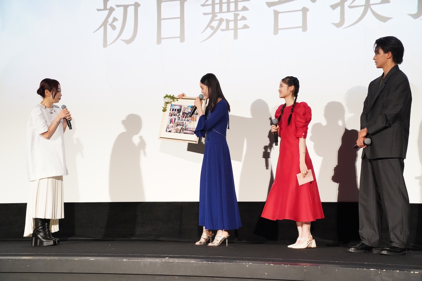プレゼントを贈られる山田尚子監督。