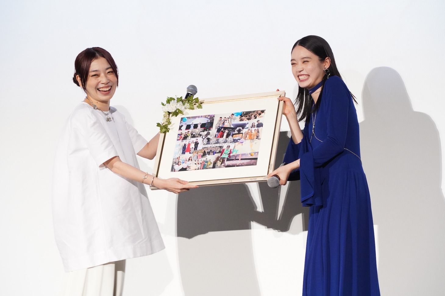 プレゼントを贈られる山田尚子監督。