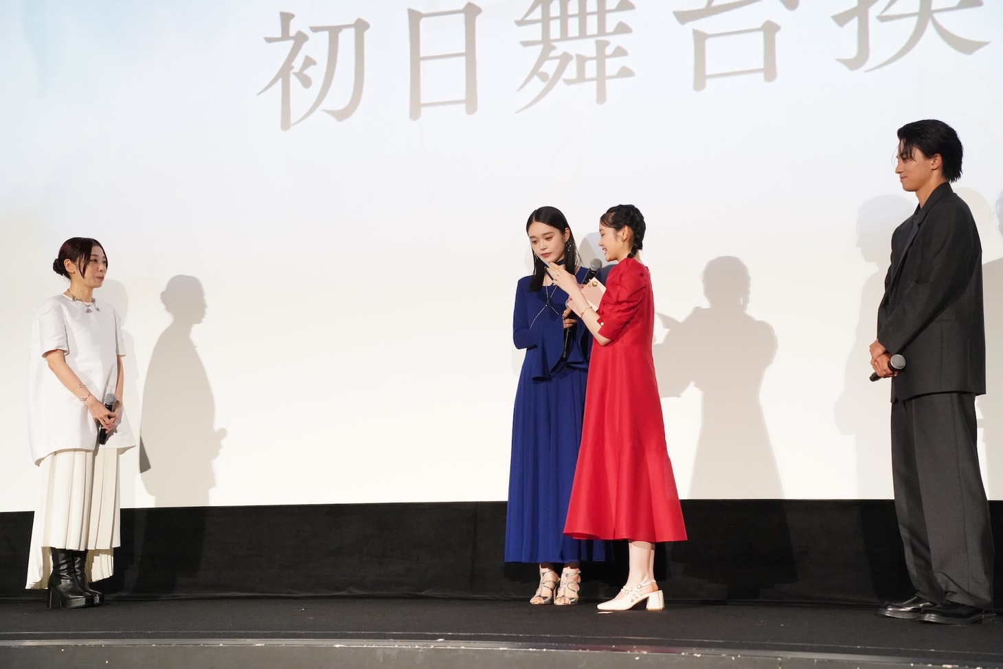 涙ながらに手紙を読んむ鈴川紗由。