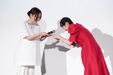 手紙を贈られる山田尚子監督。