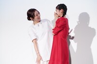 涙を流す鈴川紗由に寄り添う山田尚子監督。