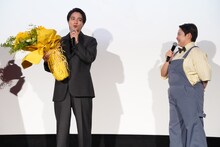 花束を贈られるやす子。