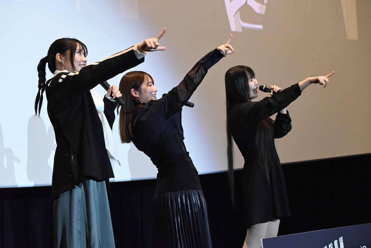結束バンドの掛け声「Thank you！」でイベントを締めた千本木彩花、内田真礼、小岩井ことり。