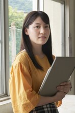 金井美樹扮する沢田綾子。