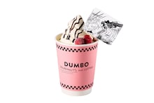 「次弾装填の間に甘味補給！ ミナと伐虎のドーナツソフトクリーム」 (c)松本直也／集英社