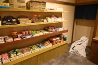 「画業10周年記念 コトヤマ展」の様子。シカダ駄菓子を再現したスポット内には、たくさんの駄菓子が並んだ。