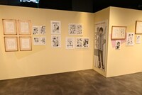「画業10周年記念 コトヤマ展」より、「だがしかし」エリアの様子。
