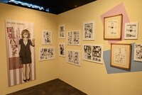 「画業10周年記念 コトヤマ展」より、「だがしかし」エリアの様子。