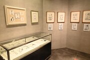 「画業10周年記念 コトヤマ展」より、「コトヤマの部屋」エリアの様子。