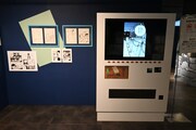 「画業10周年記念 コトヤマ展」の様子。「よふかしのうた」エリアに設置された自動販売機のボタンを押すと、モニターには名シーンが流れ出す。