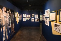 「画業10周年記念 コトヤマ展」より、「よふかしのうた」エリアの様子。