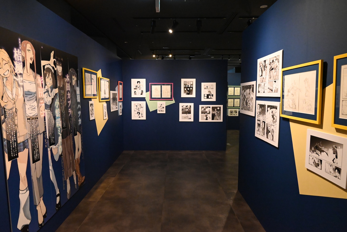「画業10周年記念 コトヤマ展」より、「よふかしのうた」エリアの様子。